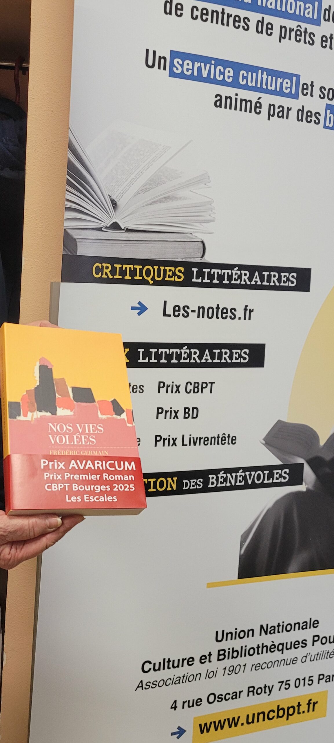 Livre récompensé devant la bannière CBPT. © Culture et Bibliothèques Pour Tous du Cher