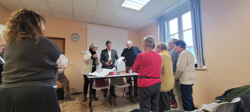 Frédéric GERMAIN a reçu deux poteries de La Borne. © Culture et Bibliothèques Pour Tous du Cher