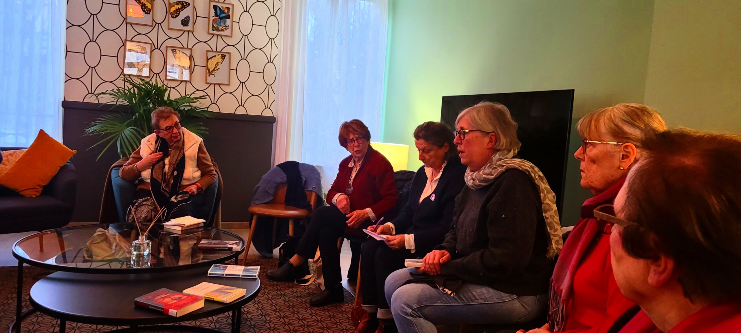 Nos bibliothécaires avec deux bénévoles. ©Culture et Bibliothèques Pour Tous, Tous droits réservés.