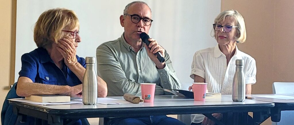 Christophe BOLTANSKI, au côté de nos deux bibliothécaires bénévoles. © Culture et Bibliothèques Pour Tous, Tous droits réservés.